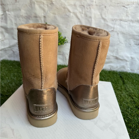 UGG Classic Short Shine Boots Beachwood Twinface Sheepskin
Water-resistant Sz 5 - Picture 10 of 14